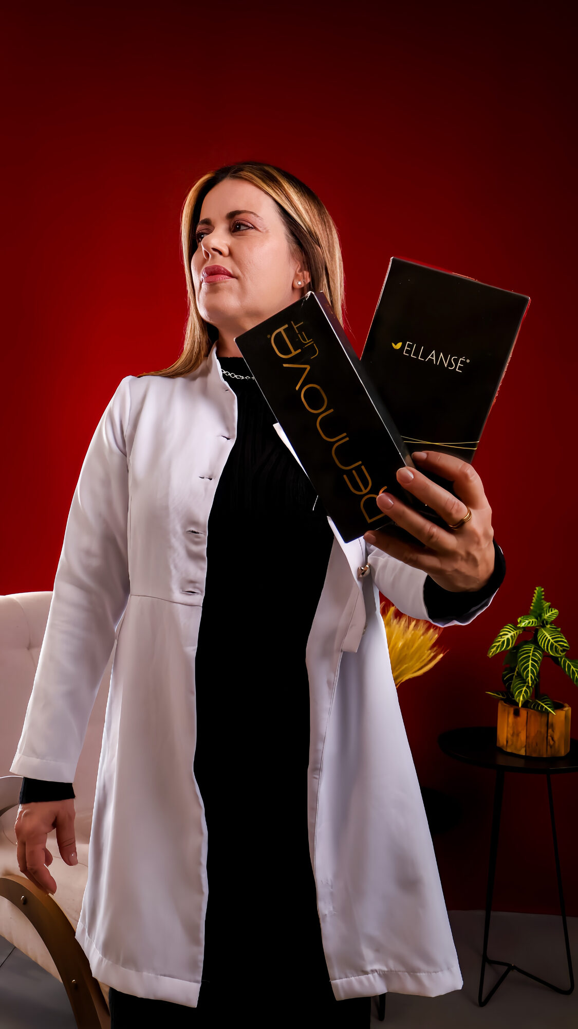 Profissional da saúde com produto Ellansé em ensaio de posicionamento