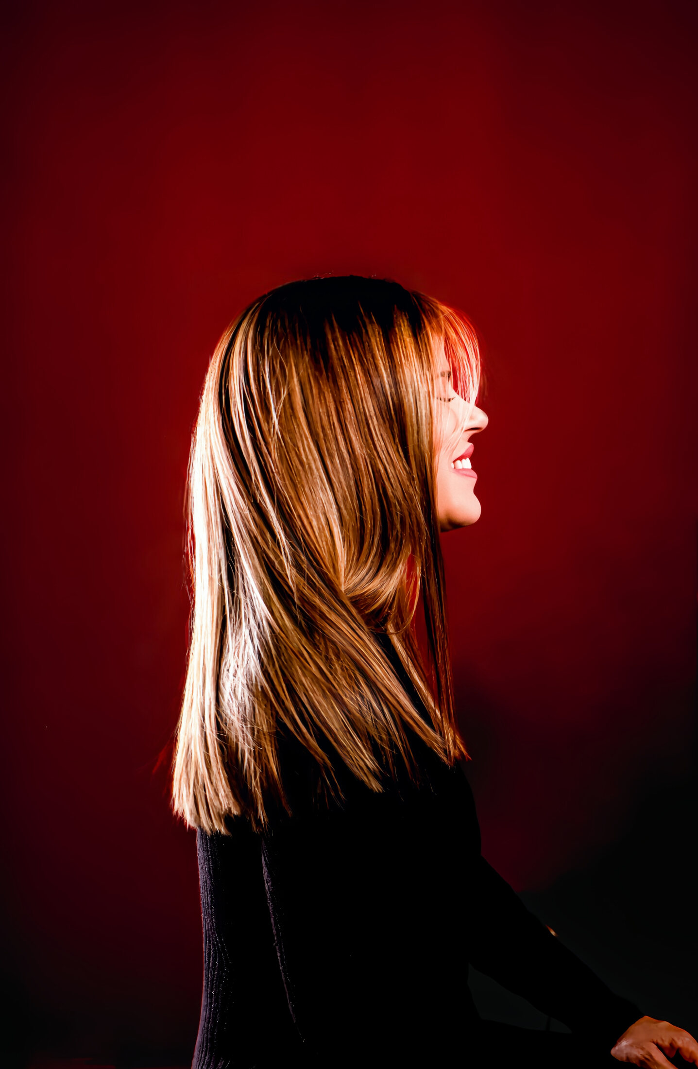 Retrato de posicionamento em fundo vermelho com direção By Otílio